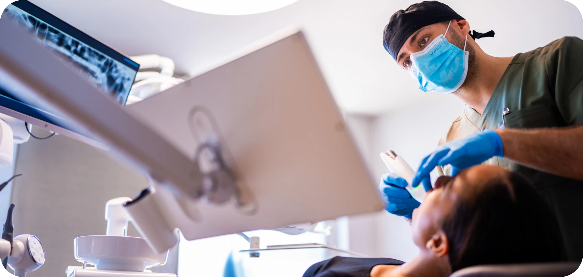 Première consultation Drs. Arnaud, Hugentobler & Oeggerli, Chirurgie orale | Genève